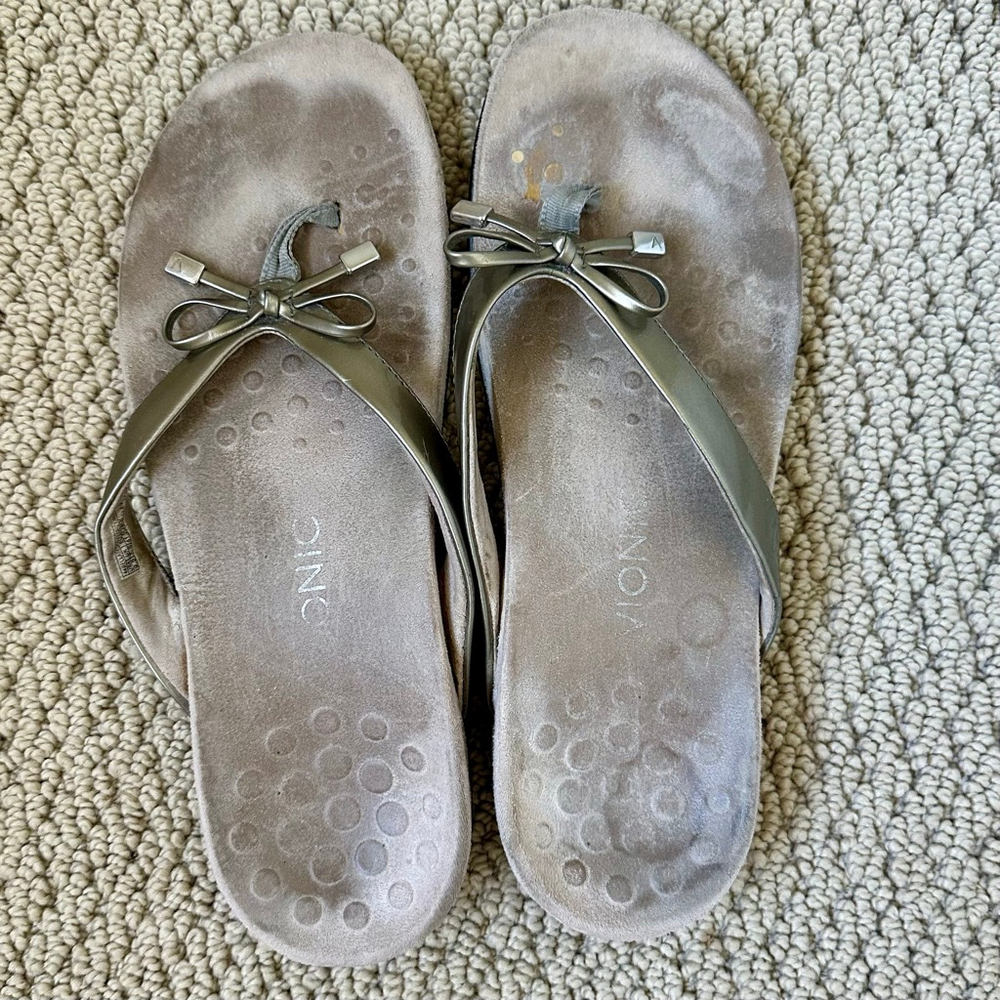 Women's Vionic Metallic Pewter Flip Flop Sandals Size 9.5